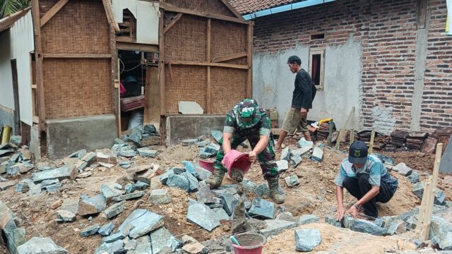 Kebersamaan Babinsa dan Masyarakat, Bantu Renovasi Rumah Warga di Program Rutilahu