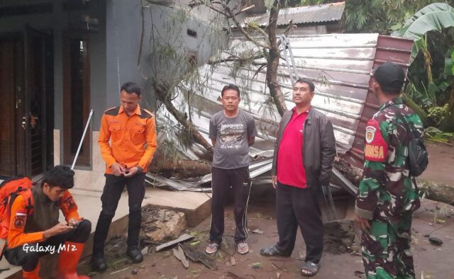 Gerak Cepat Babinsa Cikeusal Bersama BPBD Bantu Warga Terdampak Puting Beliung