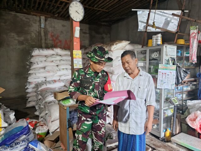 Memastikan Distribusi Pupuk Subsidi Sesuai Aturan, Babinsa Pamarayan Lakukan Pengecekan