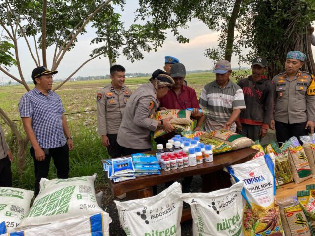 Dukung Ketahanan Pangan, Kapolres Serang Berikan Bantuan Benih Padi dan Pupuk