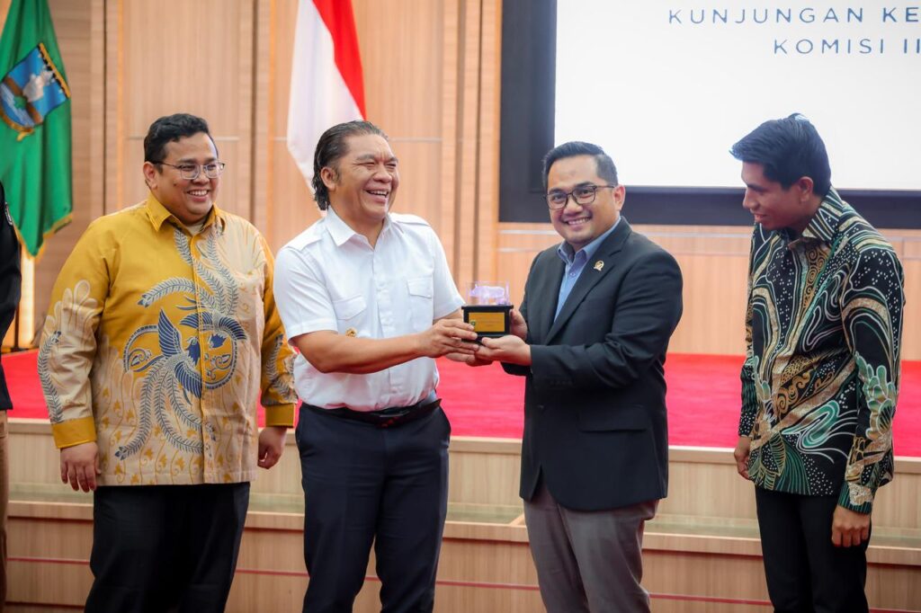 Di Depan Komisi II DPR RI, Pj Gubernur Tegaskan Provinsi Banten Siap Sukseskan Pilkada Serentak 2024 Di Depan Komisi II DPR RI, Pj Gubernur Tegaskan Provinsi Banten Siap Sukseskan Pilkada Serentak 2024