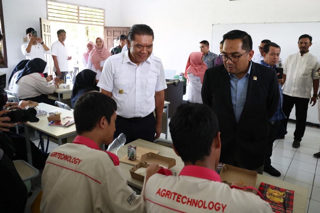 Pj Gubernur Banten Dampingi Komisi II DPR RI Tinjau Pelaksanaan Makan Bergizi Gratis Pj Gubernur Banten Dampingi Komisi II DPR RI Tinjau Pelaksanaan Makan Bergizi Gratis