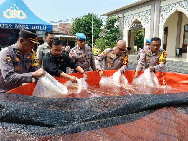 Dukung Program Ketahanan Pangan Polres Serang dan Polsek Jajaran Gelar Penebaran 200 Ribu Benih Ikan