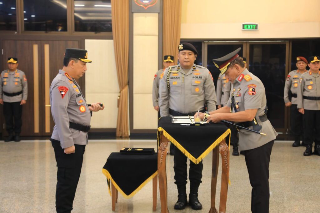Kapolri Lantik Pejabat Utama Baru: Dorong Profesionalisme dan Peningkatan Pelayanan Kapolri Lantik Pejabat Utama Baru: Dorong Profesionalisme dan Peningkatan Pelayanan