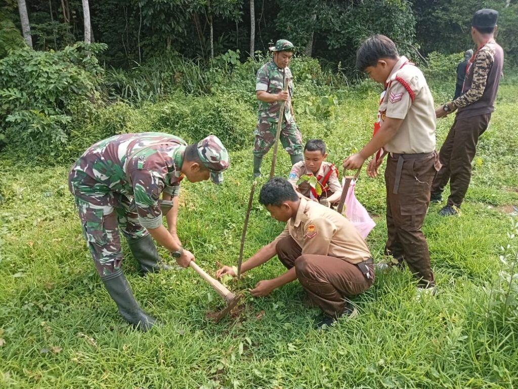 Lestarikan Alam, Koramil 0103/Banjar Lakukan Penanaman Pohon