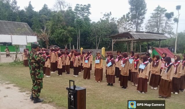 Pelajar SMPIT Almuarip Dapatkan Pelatihan Baris-Berbaris dari Babinsa Kramatwatu