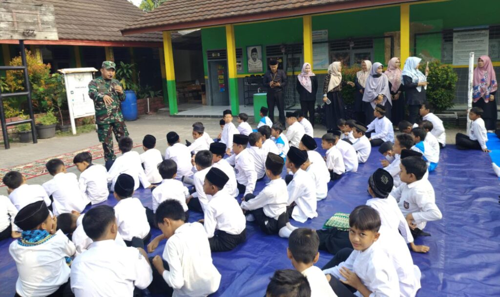 Babinsa Koramil 0602-06 Kramatwatu Berikan Edukasi Anti Bullying Kepada 300 Siswa SD Negeri