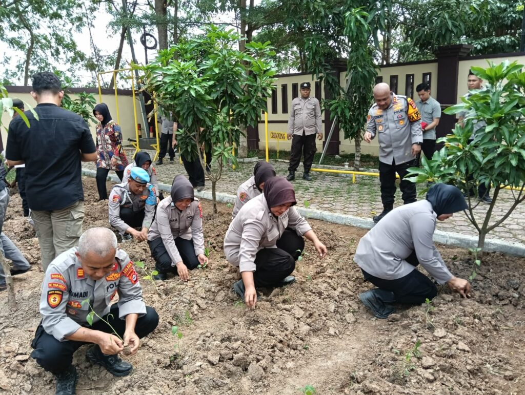 Dukung Ketahanan Pangan, Kapolres Serang Tanam Cabai dan Terong di Pekarangan Mapolres