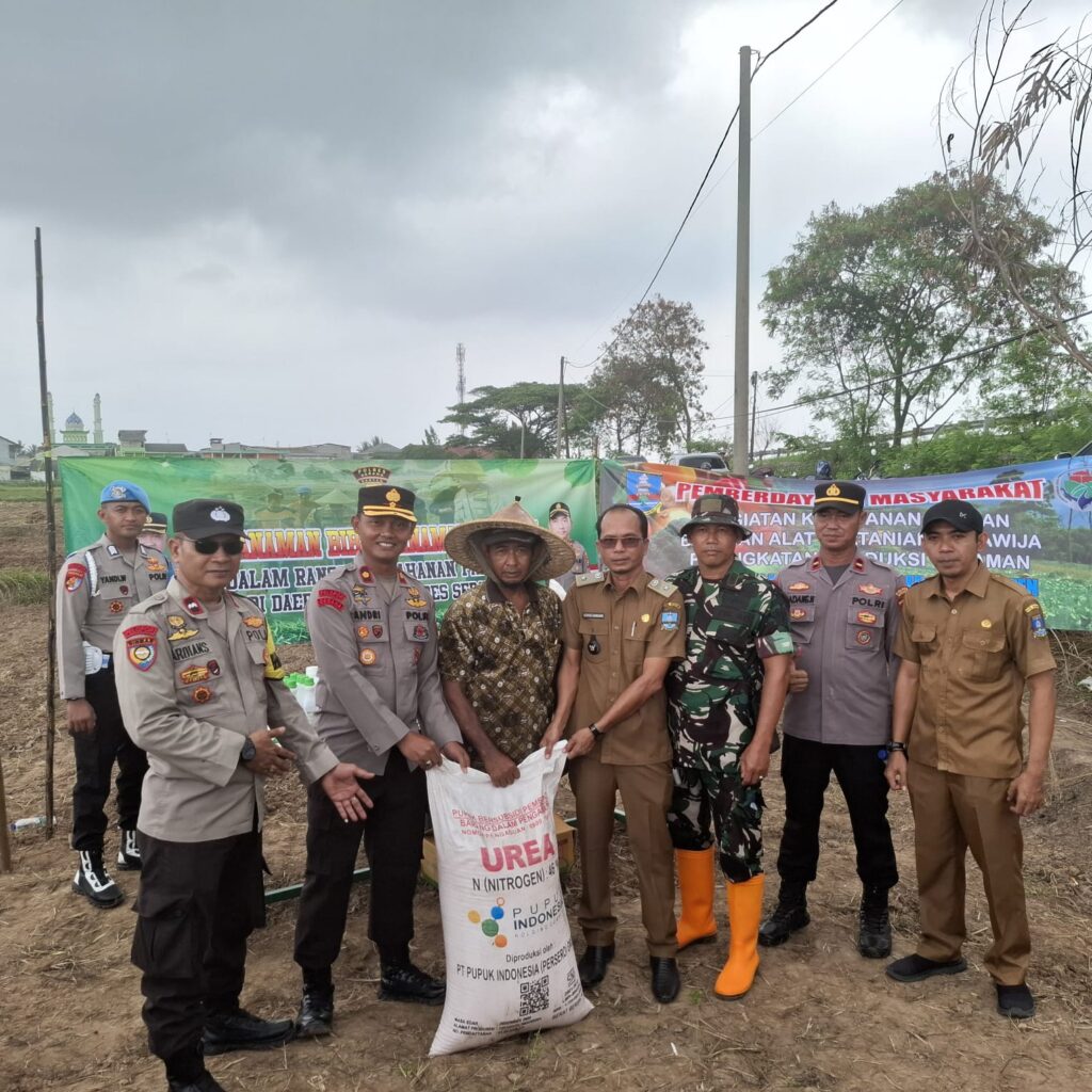 Polsek Cikande Tanam Bibit Jagung di Lahan Tidur untuk Dukung Ketahanan Pangan