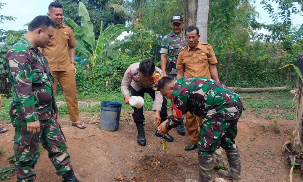Koramil 0602-18/Kragilan Bersama Pemdes Sukajadi dan Polsek Kragilan Tanam Pohon Sukun Koramil 0602-18/Kragilan Bersama Pemdes Sukajadi dan Polsek Kragilan Tanam Pohon Sukun