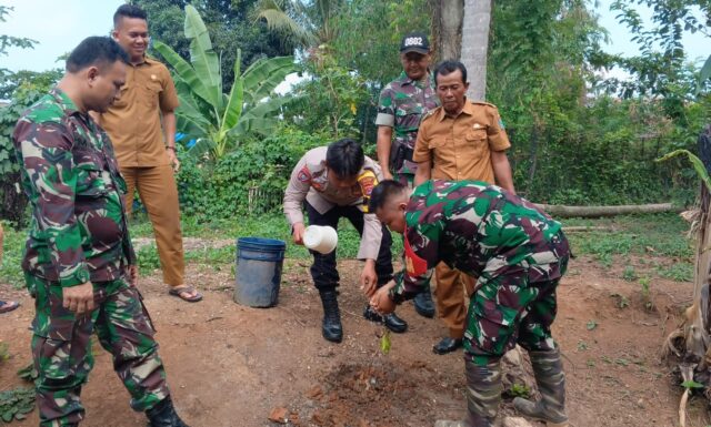 Koramil 0602-18/Kragilan Bersama Pemdes Sukajadi dan Polsek Kragilan Tanam Pohon Sukun