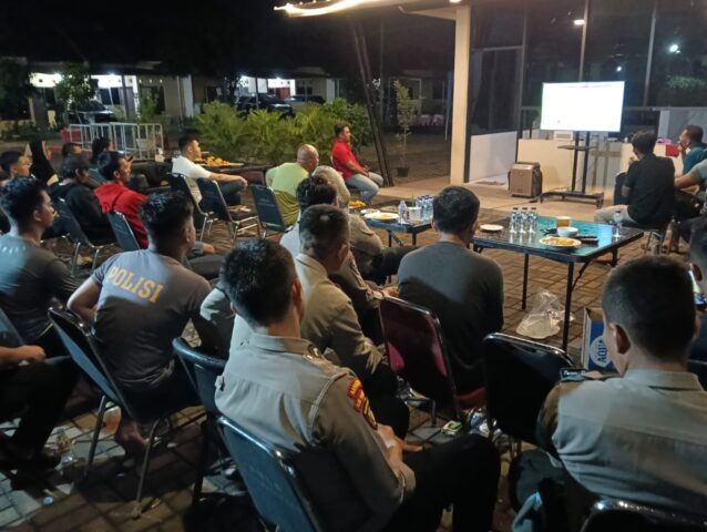 Kapolres Serang Nobar Pertandingan Sepak Bola Bersama Warga