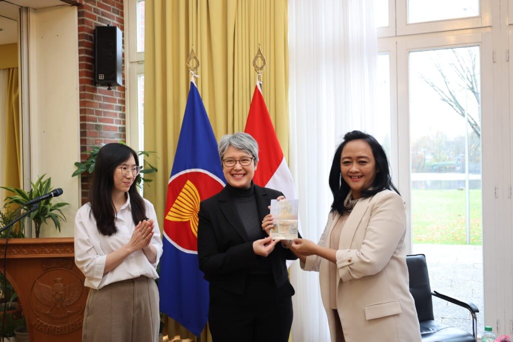 Diaspora Indonesia Sambut Positif Peluncuran Layanan E-Paspor di KJRI Hamburg Diaspora Indonesia Sambut Positif Peluncuran Layanan E-Paspor di KJRI Hamburg