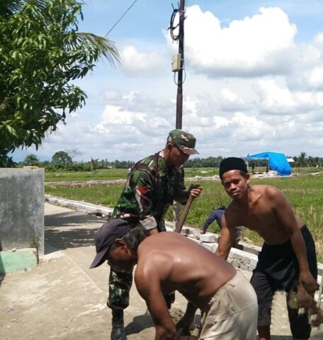 Masyarakat Desa Binong dan Babinsa Pamarayan Gotong royong Dukung Ketahanan Pangan