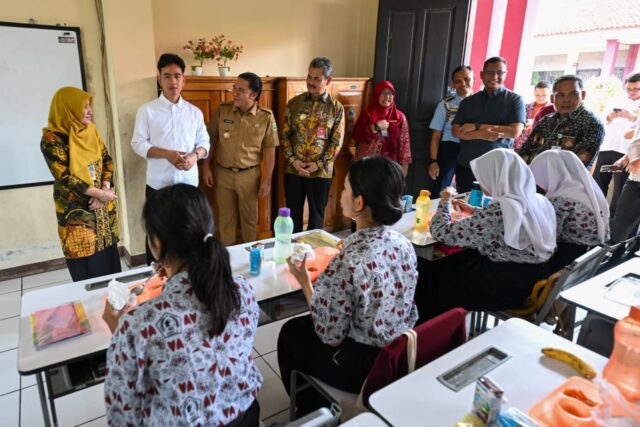 Wapres Tinjau Makan Bergizi Gratis di SMKN 3 Tangerang, Menu dari Dapur Sekolah Kejuruan