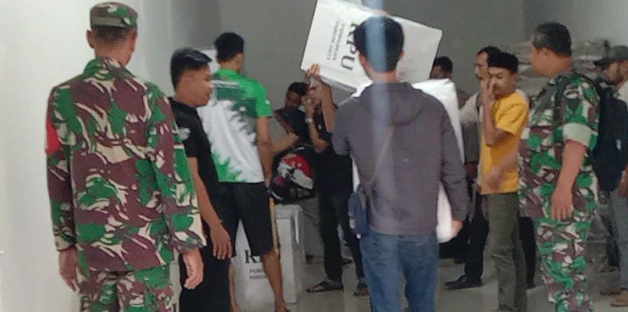 Koramil 0602-12/Ciomas Dan Polsek Ciomas Kawal Pendistribusian Logistik Pilkada 2024 Koramil 0602-12/Ciomas Dan Polsek Ciomas Kawal Pendistribusian Logistik Pilkada 2024
