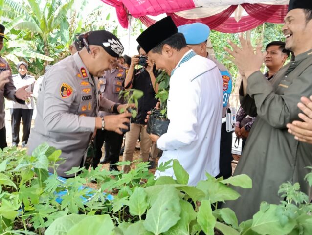 Gerakan Swasembada Pangan, Kapolres Serang dan Santri Tanam 1000 Bibit Tanaman Holtikultura