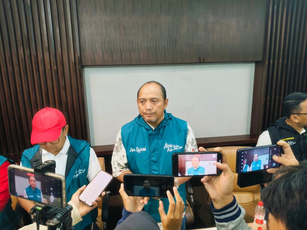 Tim Airin-Ade Kecam Dugaan Politik Uang, Sebut Video Amplop Sebagai Fitnah Tim Airin-Ade Kecam Dugaan Politik Uang, Sebut Video Amplop Sebagai Fitnah