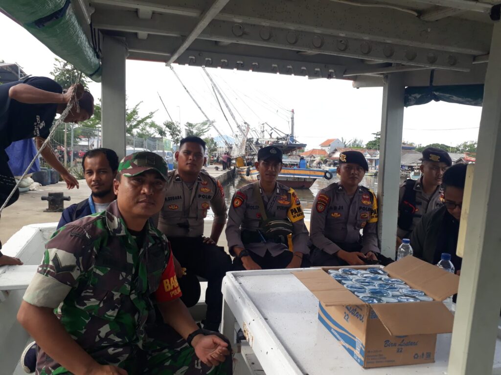 Peran Aktif Babinsa Tirtayasa dalam Mengawal Pendistribusian Logistik Pilkada Tahun 2024 Peran Aktif Babinsa Tirtayasa dalam Mengawal Pendistribusian Logistik Pilkada Tahun 2024