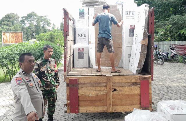 Sinergi TNI-Polri : Babinsa Koramil 0602-09/Cikeusal Dan Polsek Kawal Distribusi Logistik Pilkada 2024  