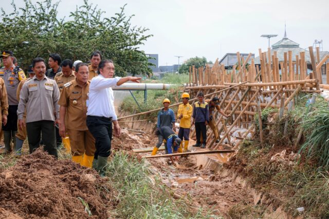 Al Muktabar Tinjau Tanggul Jebol Kali Ledug di Perum Garden City Periuk Kota Tangerang