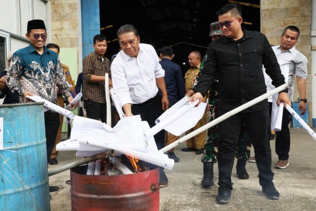 Pj Gubernur Banten Lakukan Pemusnahan Surat Suara Rusak dan Lebih