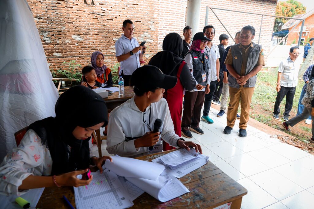 Pj Gubernur Banten Al Muktabar Tinjau Sejumlah TPS di Kota Serang