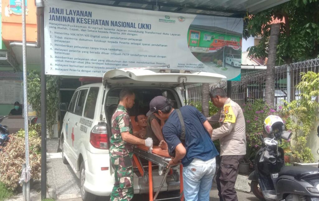 Sertu Ahdi Babinsa Koramil 0602-18/Kragilan Bersama Bhabinkamtibmas Evakuasi Korban Tabrak Lari