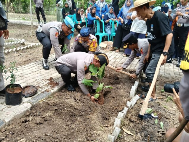 Laksanakan Program Ketahanan Pangan, Kapolres Serang Bersama KWT Gelar Penanaman Holtikultura