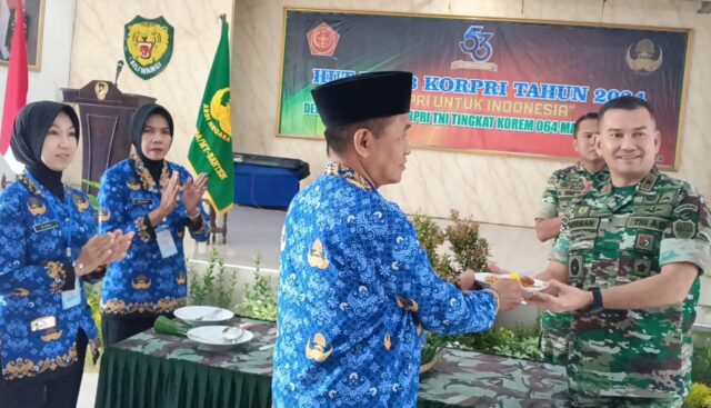 Momen Istimewa Jelang Purna Tugas, PNS Yusri Terima Tumpeng Di Peringatan HUT Ke-53 KORPRI