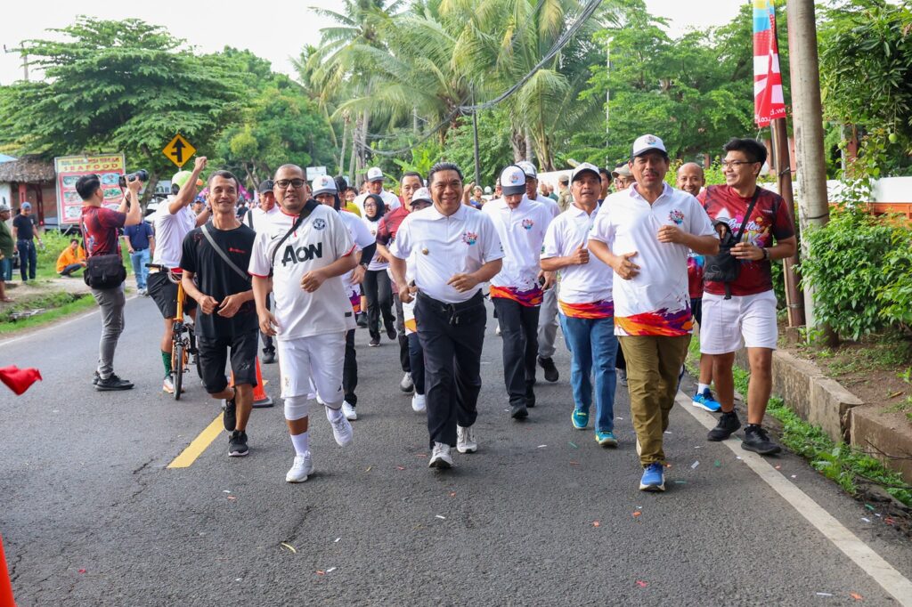 Pj Gubernur Al Muktabar Lepas Ribuan Peserta Lomba Lari Banten 10K