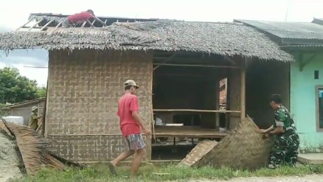 Babinsa Koramil 0602-20/Pamarayan Dampingi Pembangunan Rumah Layak Huni untuk Buruh Tani di Serang