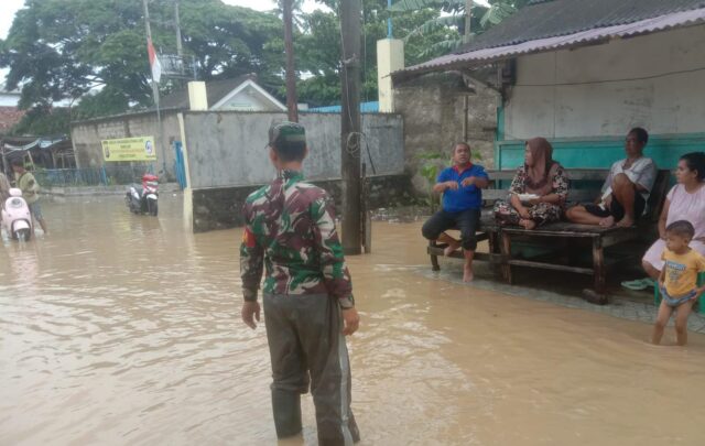 Babinsa Kragilan Sigap Tangani Banjir Akibat Luapan Sungai Ciujung