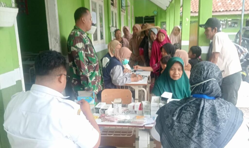 Babinsa Bersama Puskesmas Padarincang Sinergi Gelar Pengobatan Gratis Untuk Korban Banjir