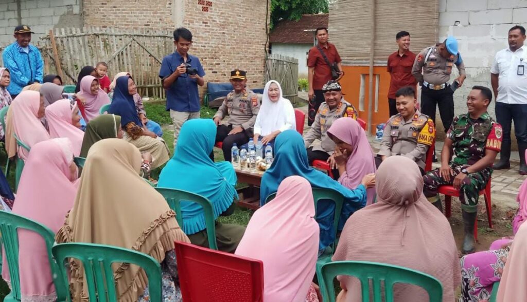 Koptu Sigit Babinsa Cikande Dampingi Kapolres Serang Ngariung Bersama Masyarakat