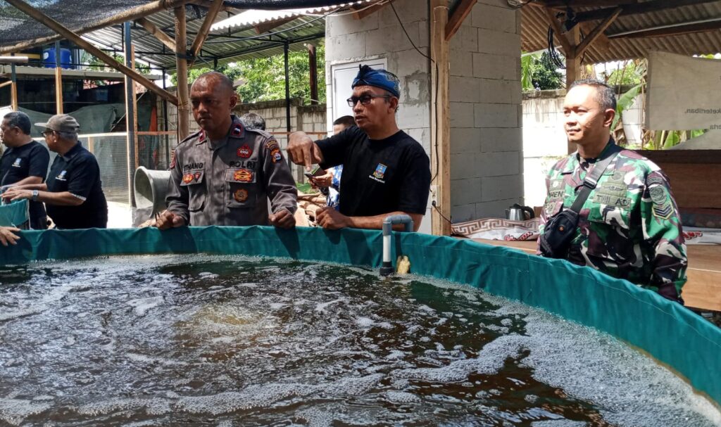 Dorong Kemandirian Petani, Babinsa Kramatwatu dan Pemdes Margatani Gelar Pelatihan Budidaya Ikan