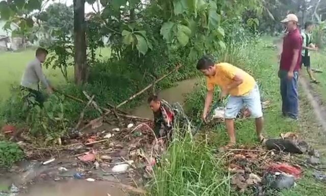 Cegah Banjir, Babinsa Koramil Kragilan dan Kades Sukajadi Serta Warga Bersihkan Aliran Sungai