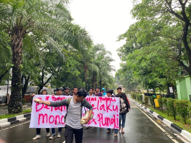 Keluarga Mahasiswa Demokrasi Gelar Aksi Tuntut Transparansi di Bapenda Provinsi Banten