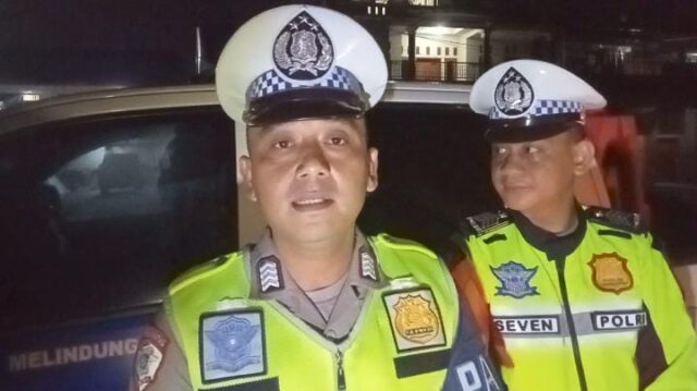 Cegah Kecelakaan, Satlantas Polres Serang Berikan Teguran Supir Truck Yang Parkir Sembarangan