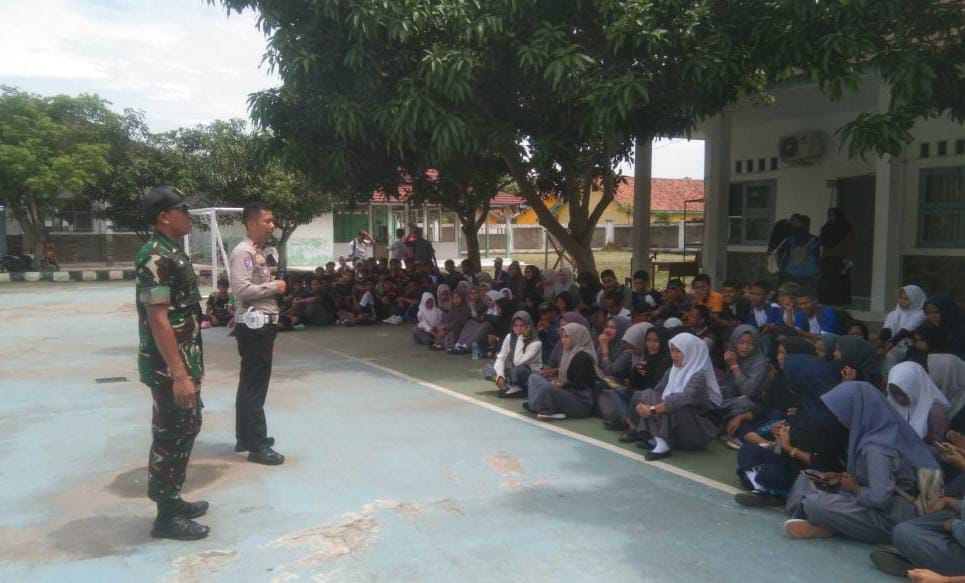 Babinsa Ciruas Bersama Bhabinkamtibmas Sinergi Cegah Perkelahian Antar Pelajar Babinsa Ciruas Bersama Bhabinkamtibmas Sinergi Cegah Perkelahian Antar Pelajar