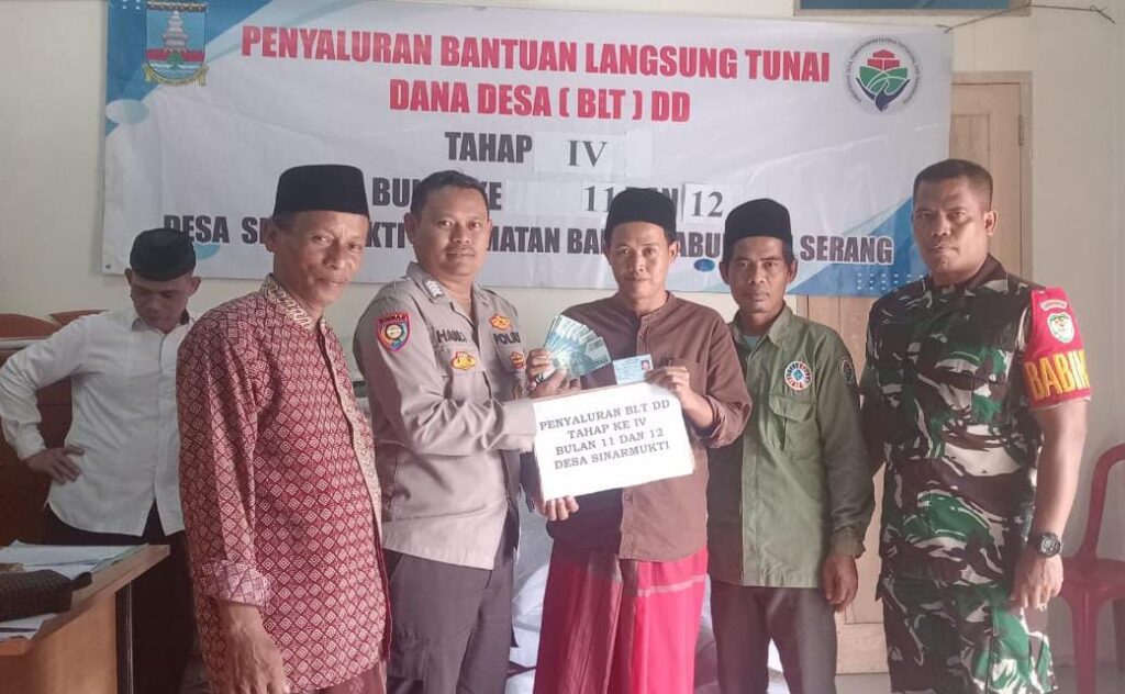 Babinsa dan Bhabinkamtibmas Baros Dampingi Kades Sinarmukti Serahkan BLT-DD Tahun 2024