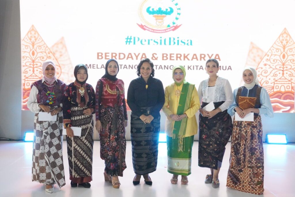 Persit PCBS Pusterad Tampilkan Kreasi Rajut Untuk Program Persit Bisa