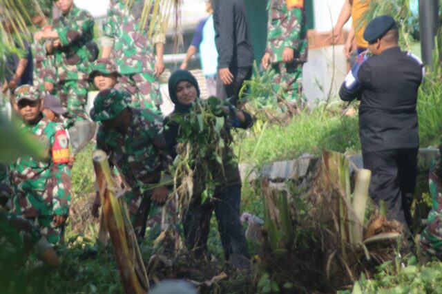 Peringati HUT ke-5 KOPISUSU Gandeng Kodim Serang dan Satbrimobda Banten Bersih-bersih Sungai Pembuang Cibanten