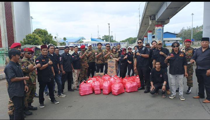 Jumat Berkah, GRIB Jaya DPC Kota Cilegon dan Srikandi Bagikan 500 Nasi Kotak di Pelabuhan Merak