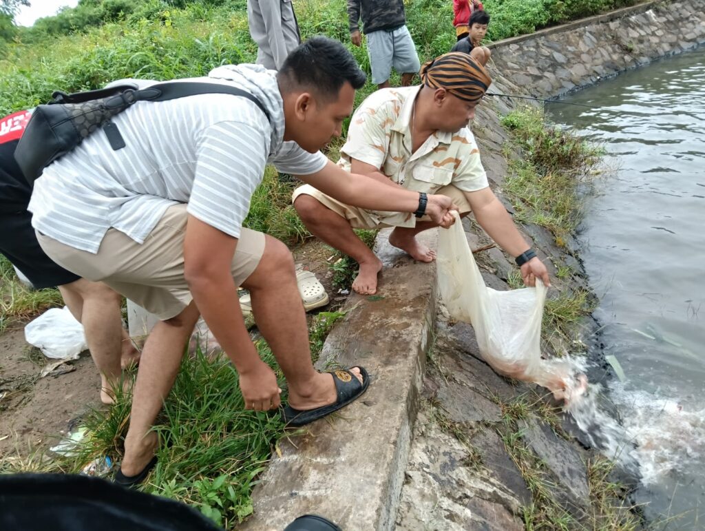 Dukung Ketahanan Pangan, Polres Serang Kembali Tebar Bibit Ikan Di Danau Puspemkab Serang