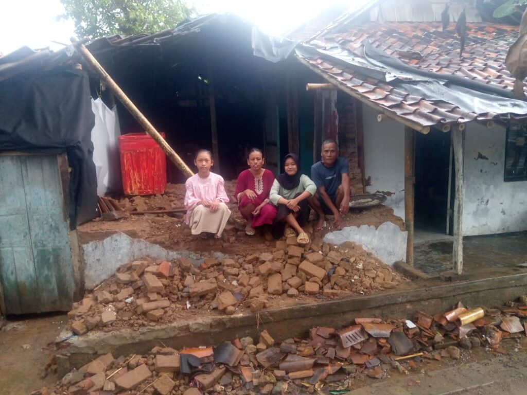 Rumah Pemulung di Serang Roboh Diterjang Hujan Deras, Belum Ada Bantuan dari Pemerintah