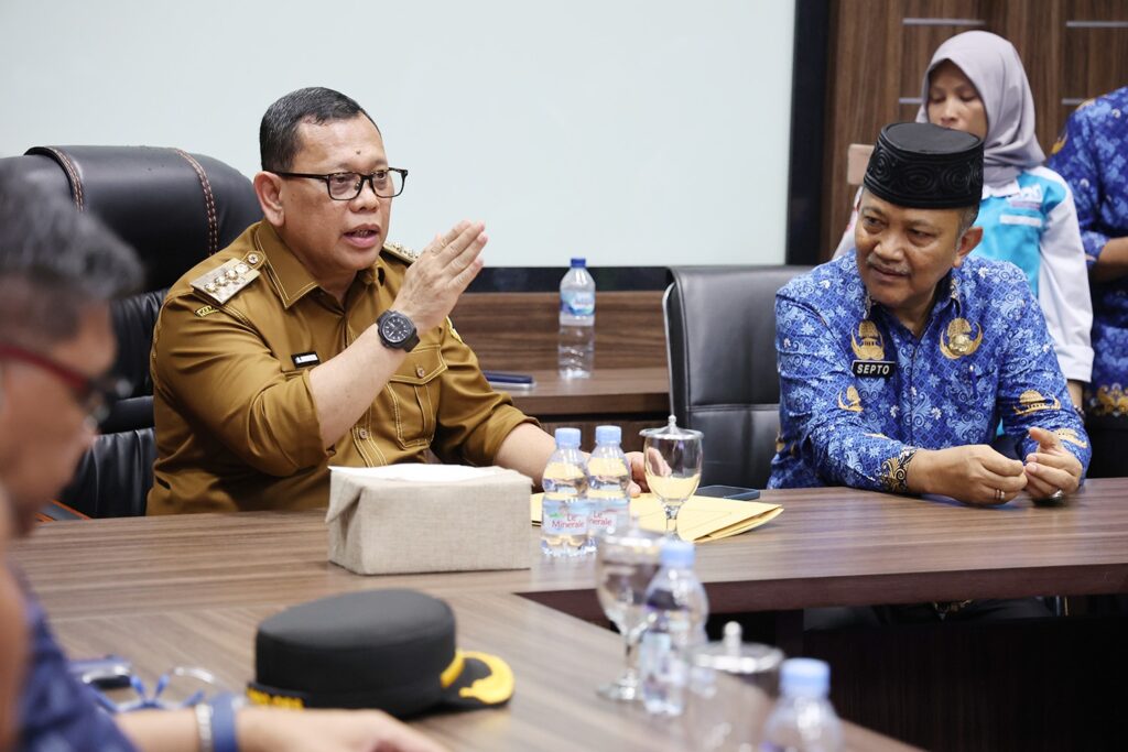 Usai Tetapkan UMK 2025, Pj Gubernur Banten A Damenta Terima Audiensi Buruh