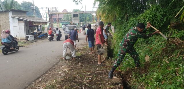 Babinsa Koramil Taktakan Bersama Warga Lialang Gelar Karya Bakti