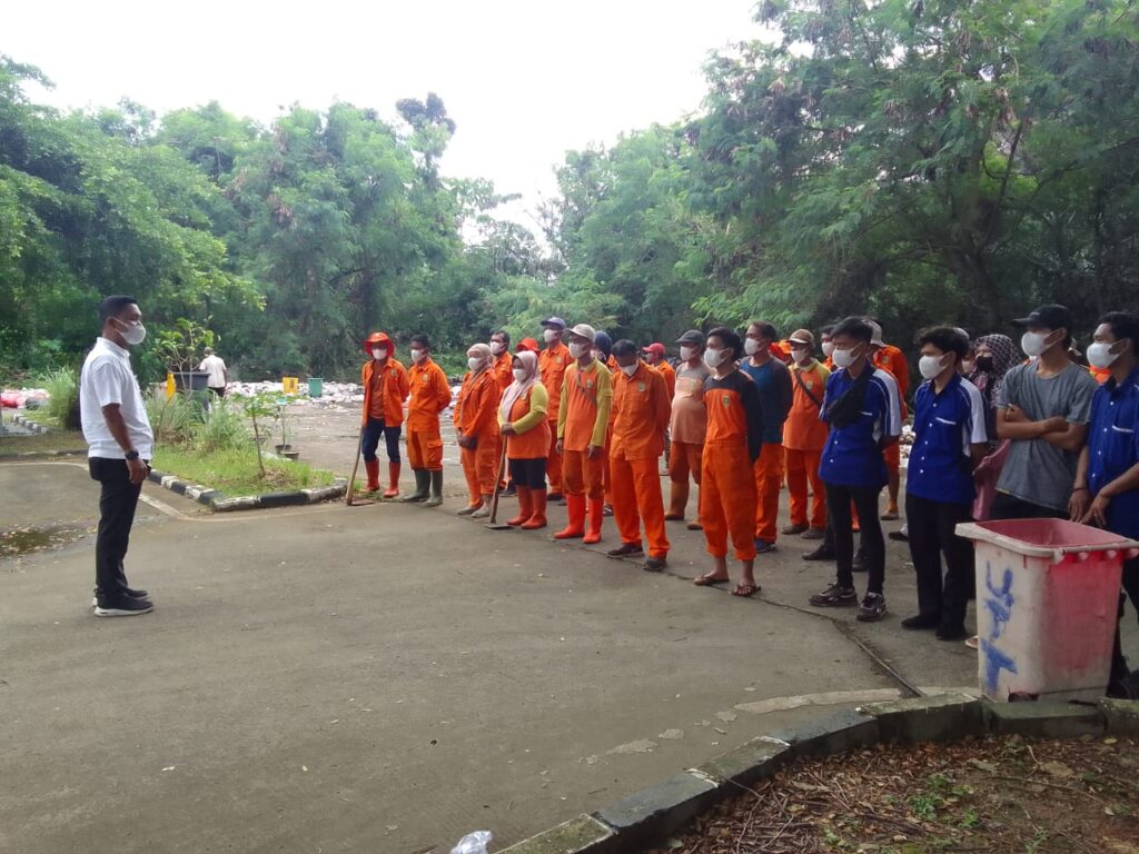 Tim Oranye PUPR Banten Bersihkan Tumpukan Sampah di Area Gedung SKPD Terpadu