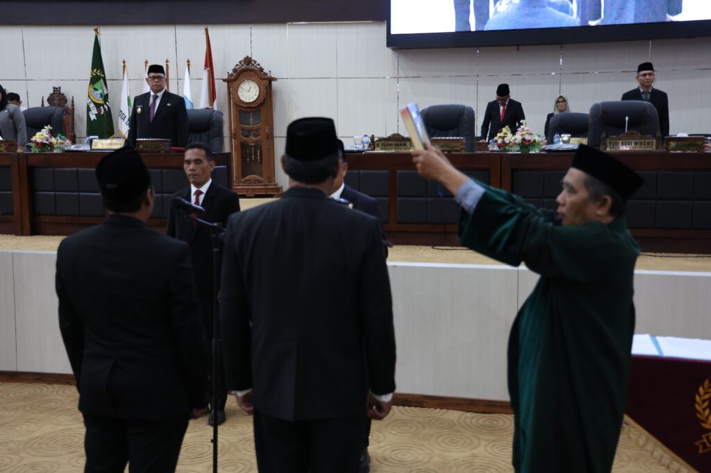 Pj Gubernur A Damenta Hadiri Rapat Paripurna Pengucapan Sumpah/Janji PAW Anggota DPRD Provinsi Banten